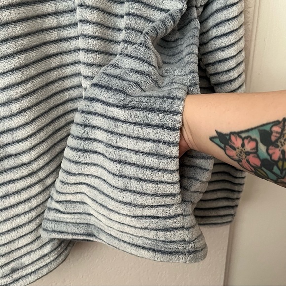 Weekends by Chico’s Cozisoft Ribbed Plush Pullover Shacket Size Large Sweater - Picture 7 of 15